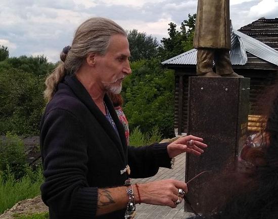 Шоумен Джигурда посетил декоративную садовую фигуру Сталина на Бору