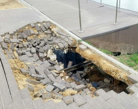 Благоустройство «Единой России» вокруг Мухинского озера на Бору не выдержало дождя