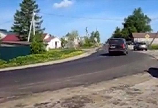 Новый асфальт положили спустя несколько дней после ямочного ремонта в Дивееве Нижегородской области