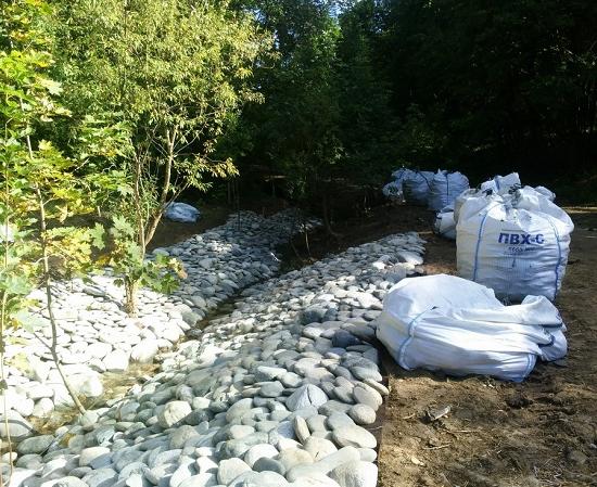 Более 400 тонн камня планируется выложить по берегу ручья Щелоковского хутора Нижнего Новгорода