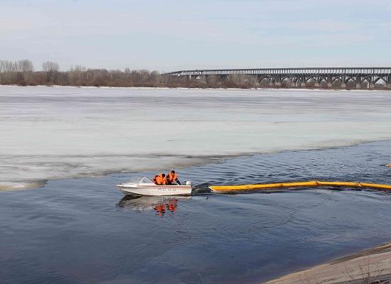 Начаты работы по локализации загрязнения Волги нефтепродуктами возле Нижнего Новгорода