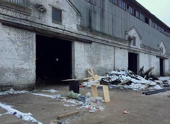 Выломаны ворота пакгаузов на Стрелке в Нижнем Новгороде, где без защиты остались ценные металлические конструкции 19 века