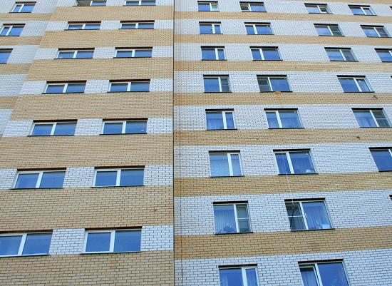 Поперечная трещина пересекла лестничный марш высотки на Вятской, 9 в Нижнем Новгороде