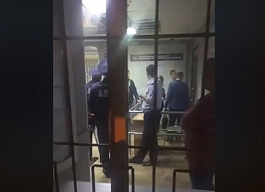 Полиция не допускает адвоката к задержанному на презентации альманаха «Moloko plus» в Нижнем Новгороде